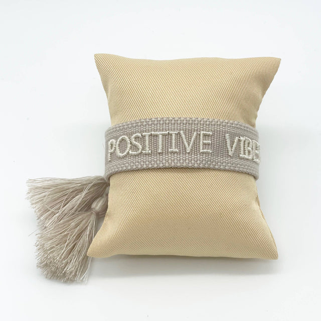 Statement Armband Positive Vibes – gewebt und bestickt