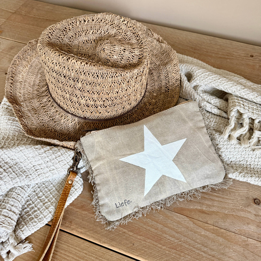 Boho Clutch mit handbemaltem Stern aus Vintage-Canvas