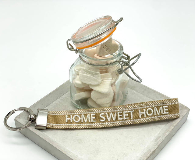 Schlüsselanhänger Home Sweet Home in Braun – gewebt und bestickt
